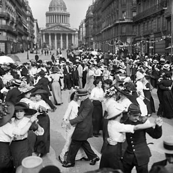 Tanzen auf dem Stadtplatz